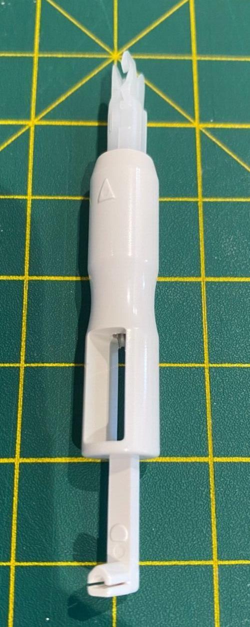 梭芯收納盒可容納多達 25 個「M」型大型梭芯 + 自動穿線器