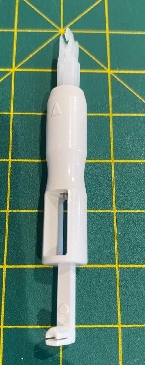 梭芯收納盒可容納多達 30 個梭芯 + 自動/穿線器穿針器