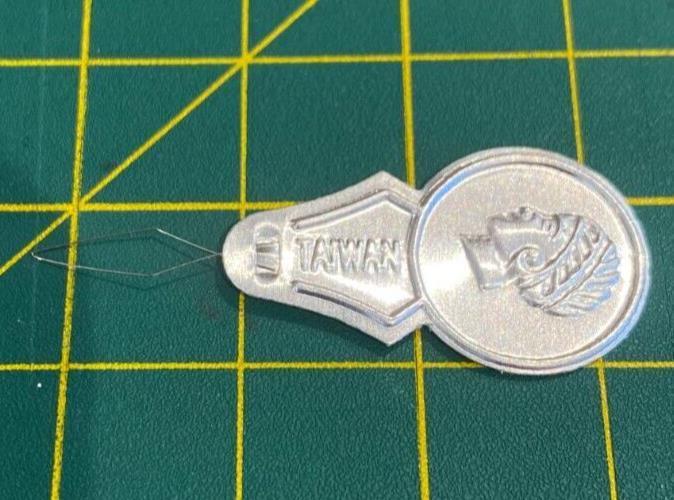 梭芯收納盒可容納多達 30 個梭芯 + 自動/穿線器穿針器