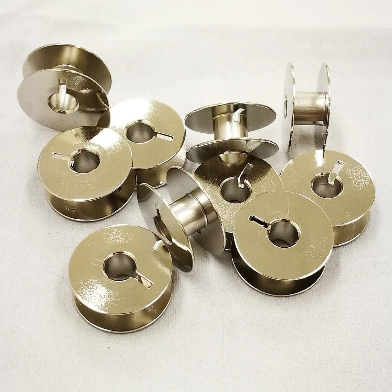 1X Bobbin Case & 10X Steel Bobbin For ALFA 102,109, NECCHI527,529,533,720
