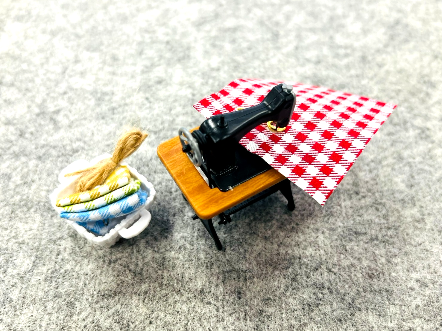 Decoration Mini Household Sewing Machine Model Set - Basket, Fabric, Scissor