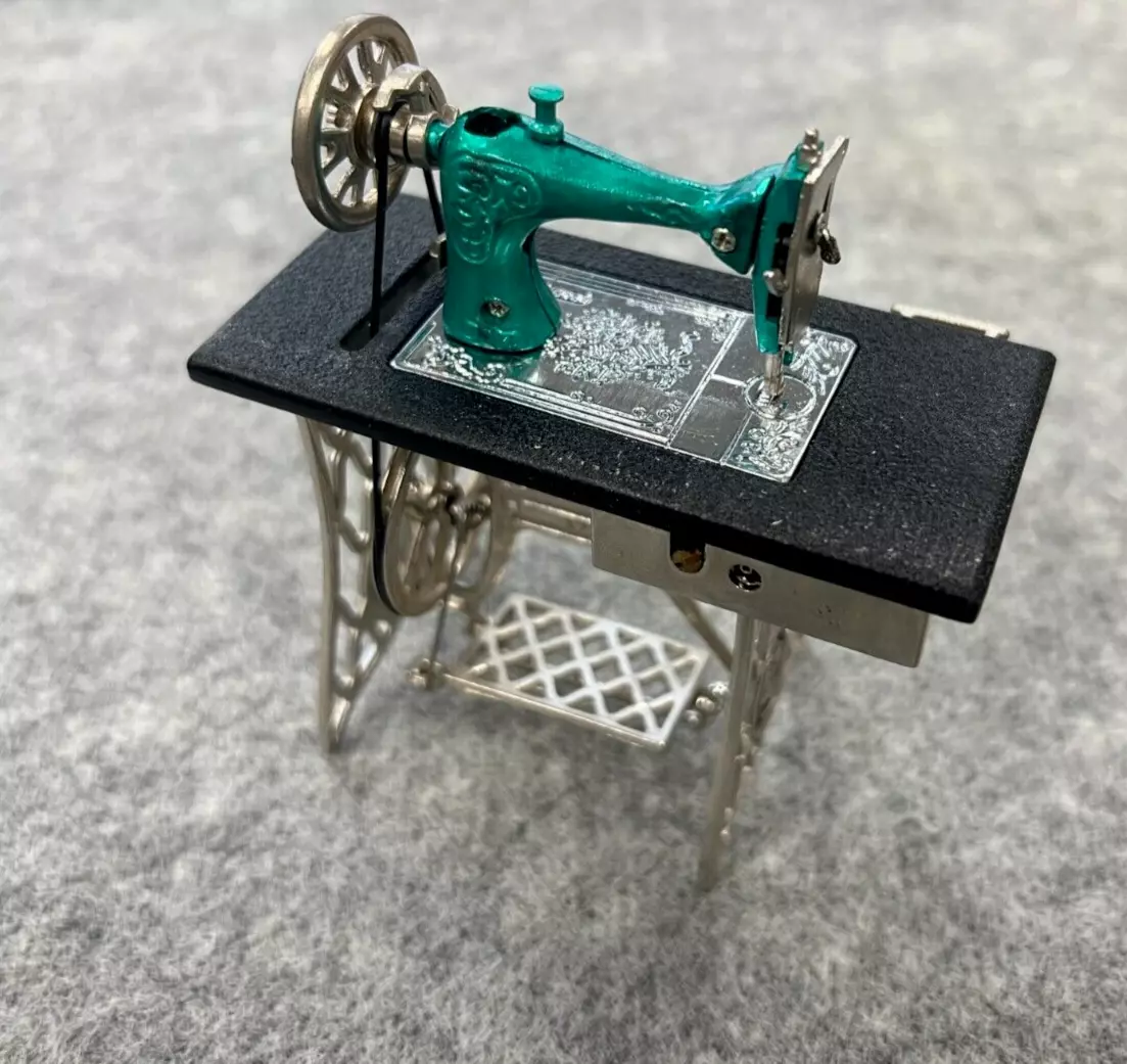 Mini Sewing Machine with lighter - Green