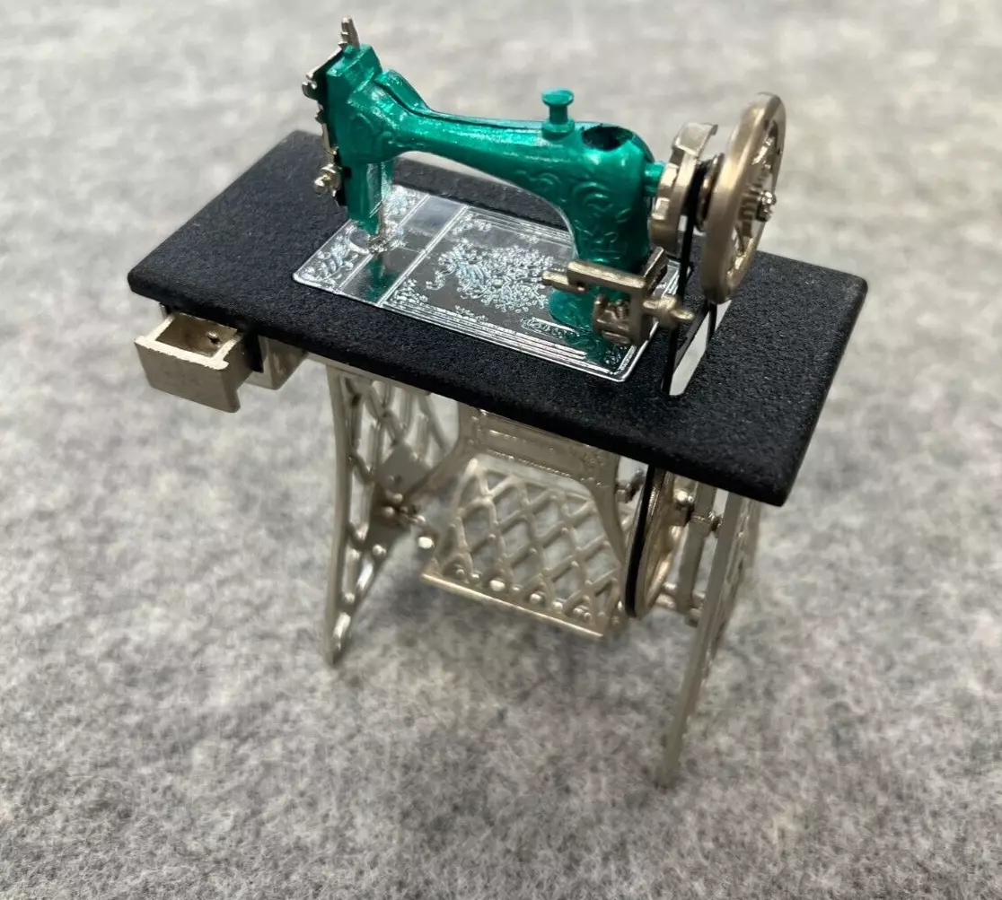 Mini Sewing Machine with lighter - Green